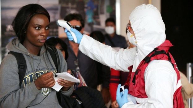 En los aeropuertos se han tomado medidas de precaución, sobre todo con viajeros que han llegdo de paises infectados de coronavirus como Italia o España. Foto BBC News